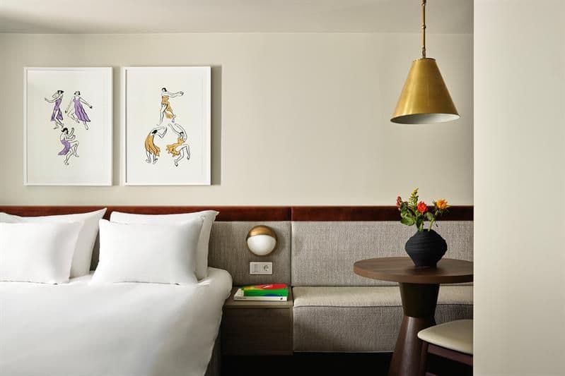 Rommene har dobbeltseng, integrert sitteplass og veggmontert belysning. Interiøret kombinerer tekstiler, treverk og innrammet kunst.