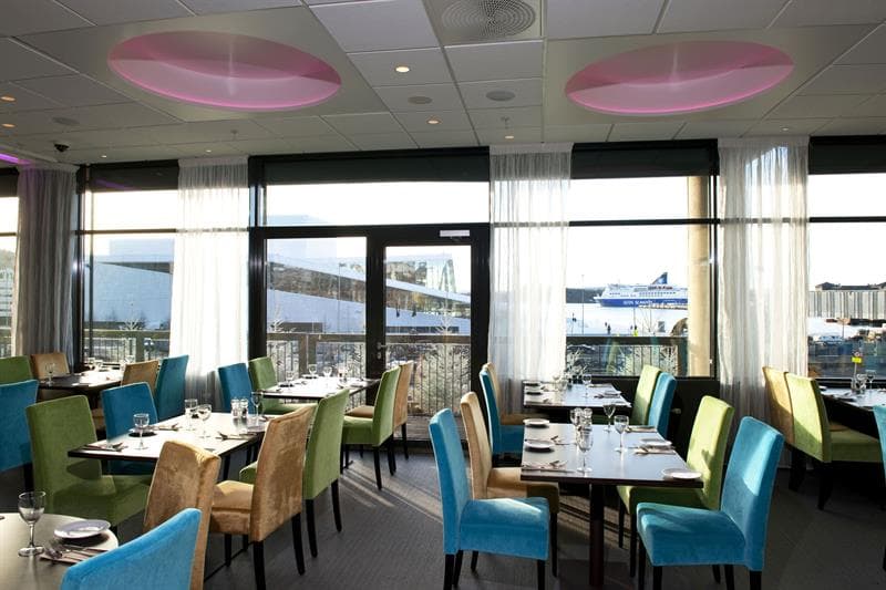 lyst restaurant med utsikt til operahuset