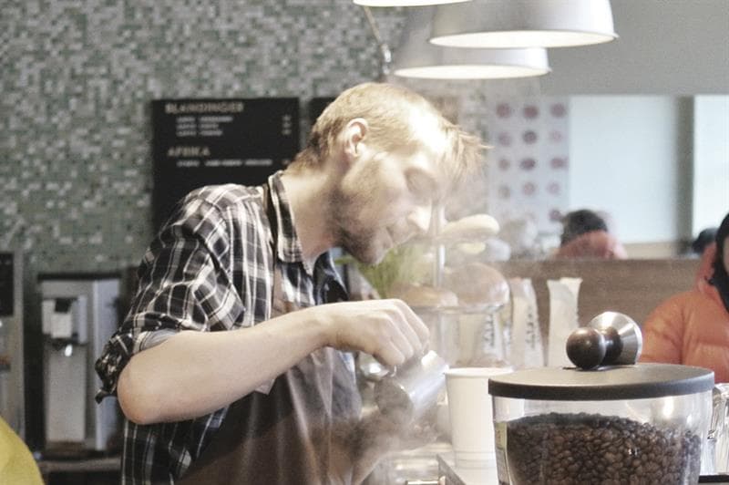 Barista som lager kaffe.