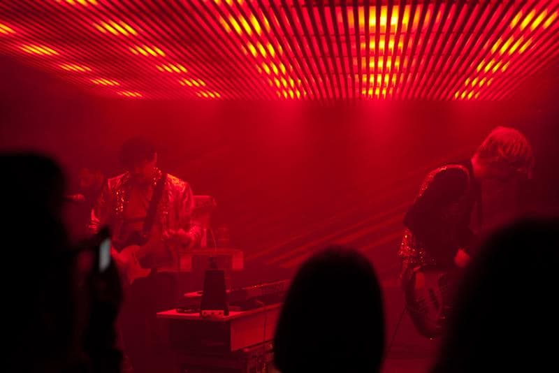 Konsert under neonlys.