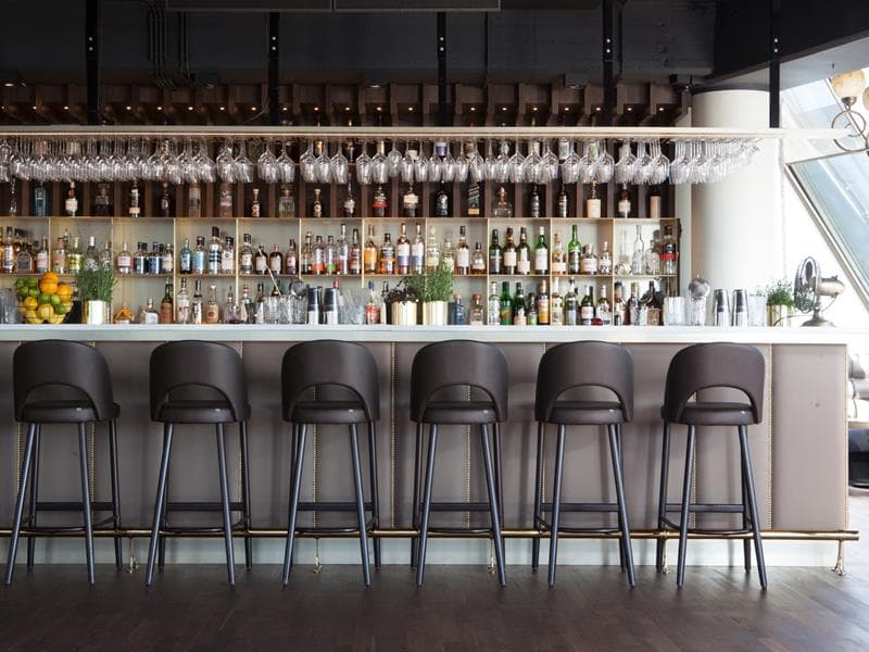 Eight Rooftop Bar er kjent for et bredt utvalg av cocktails, vin og øl.