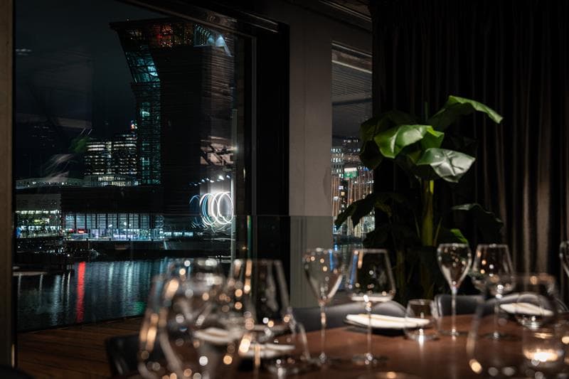 Dekket bord med utsikt mot MUNCH i bakgrunnen