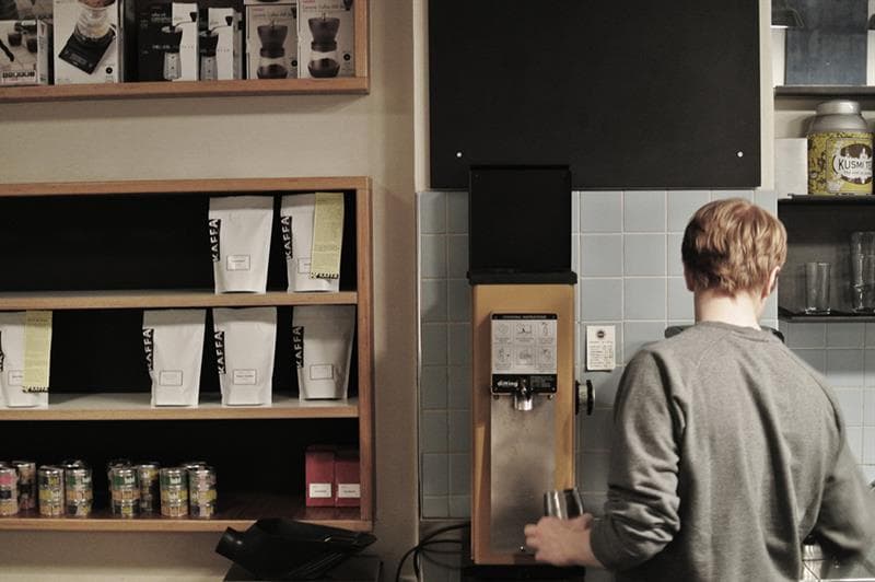 Barista som lager kaffe.